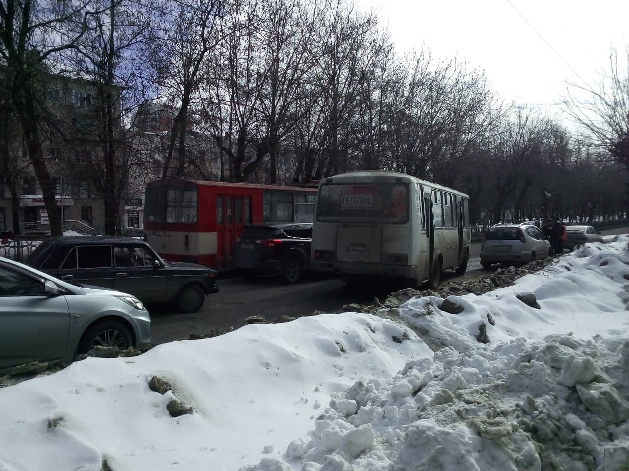 Столкнувшиеся троллейбус и Toyota блокировали Октябрьский проспект