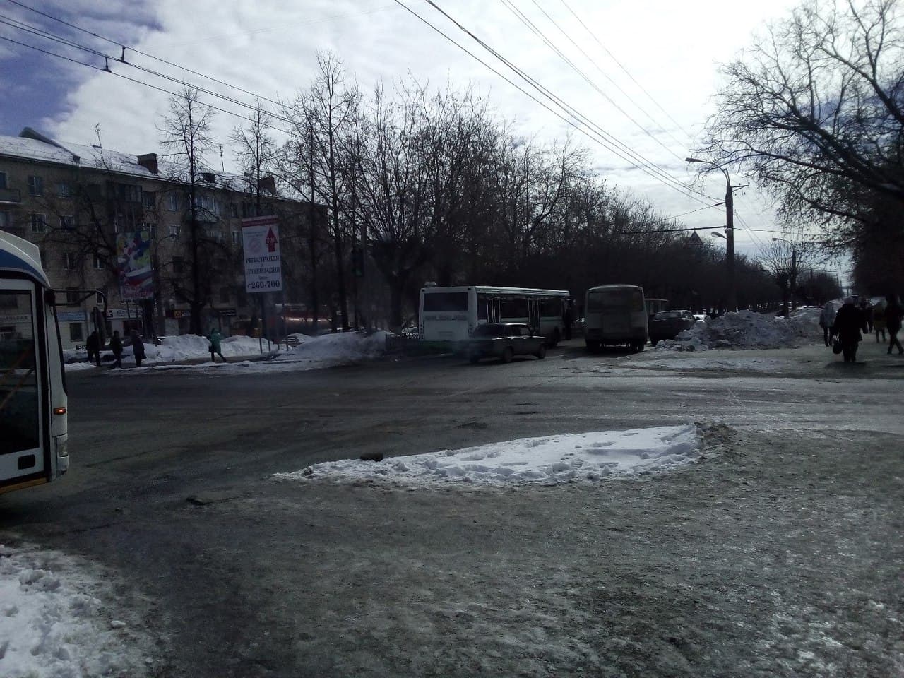 Столкнувшиеся троллейбус и Toyota блокировали Октябрьский проспект