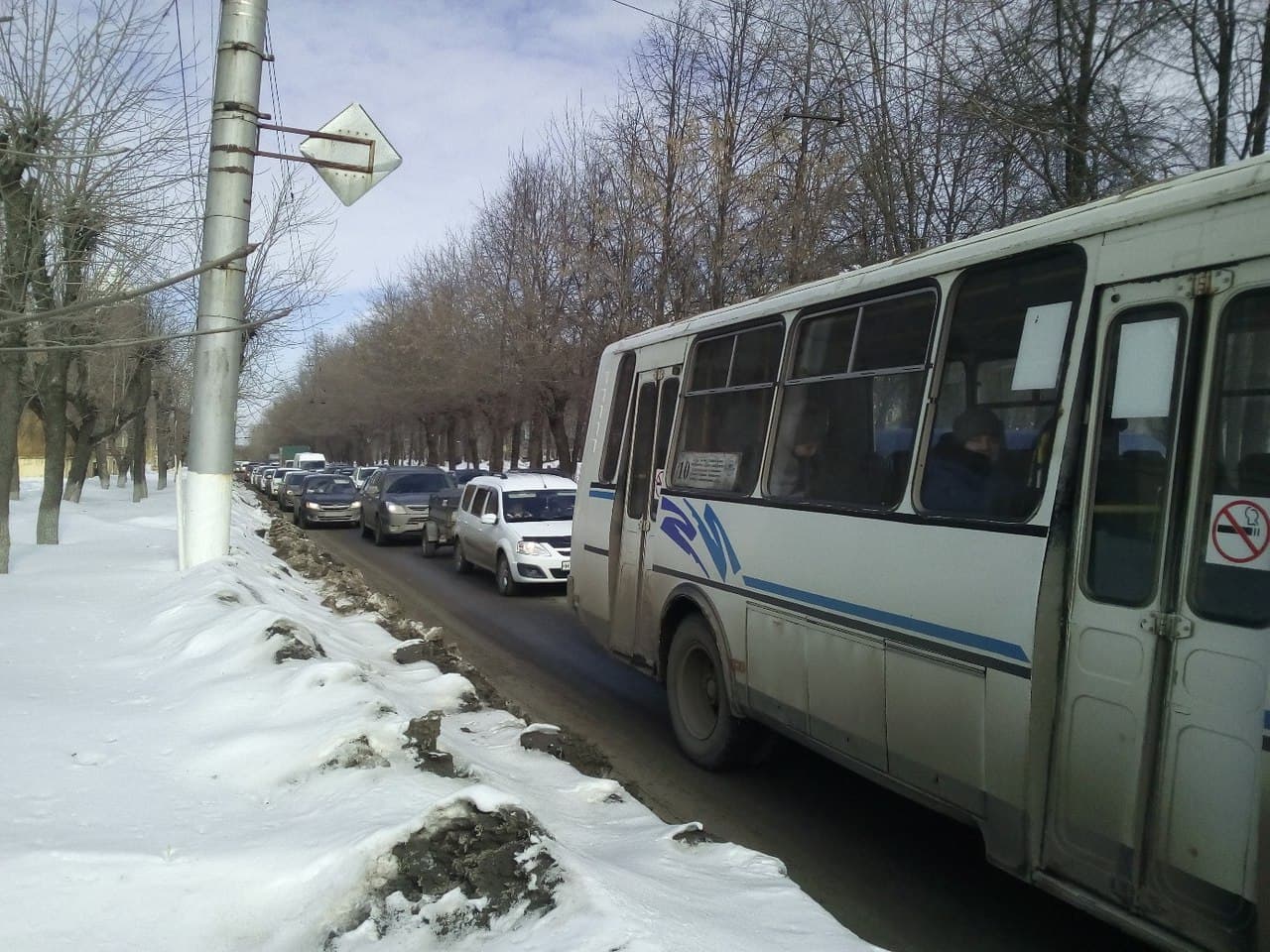 Столкнувшиеся троллейбус и Toyota блокировали Октябрьский проспект