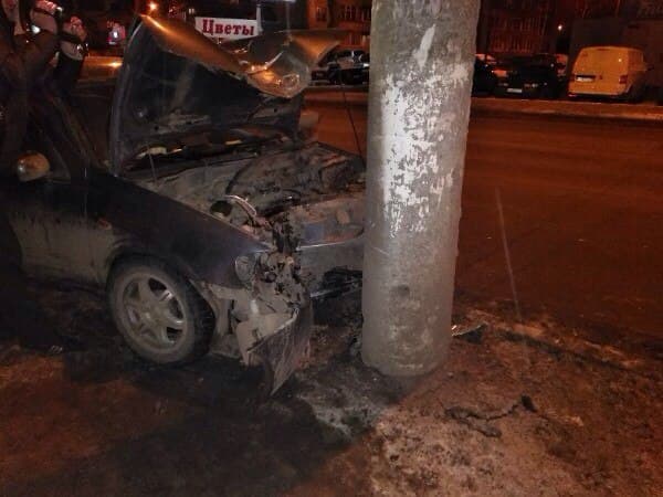 Сержант врезался в столб и отказался дуть в трубку