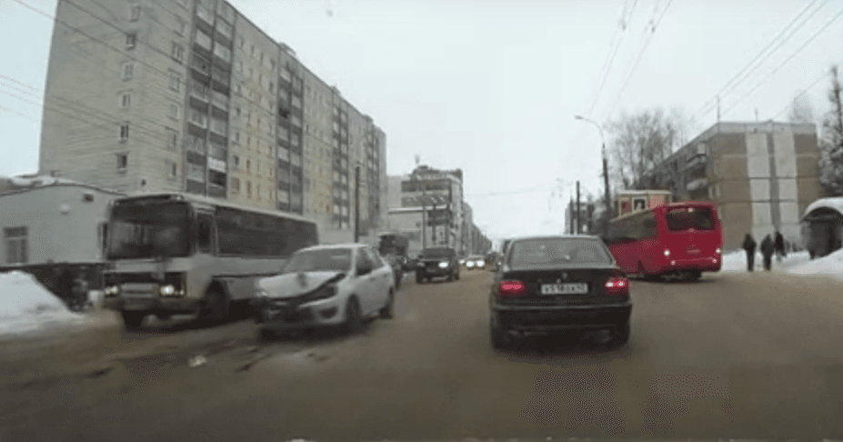 На Воровского Lada вытолкнула микроавтобус на «зебру»