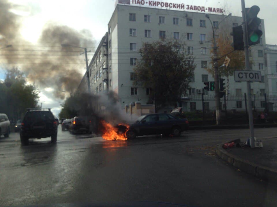 На Октябрьском проспекте загорелась Audi