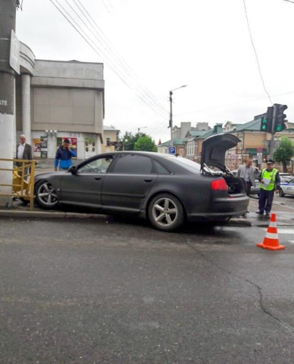 У музея Васнецовых мужчина на Audi сбил ограждения и пешехода