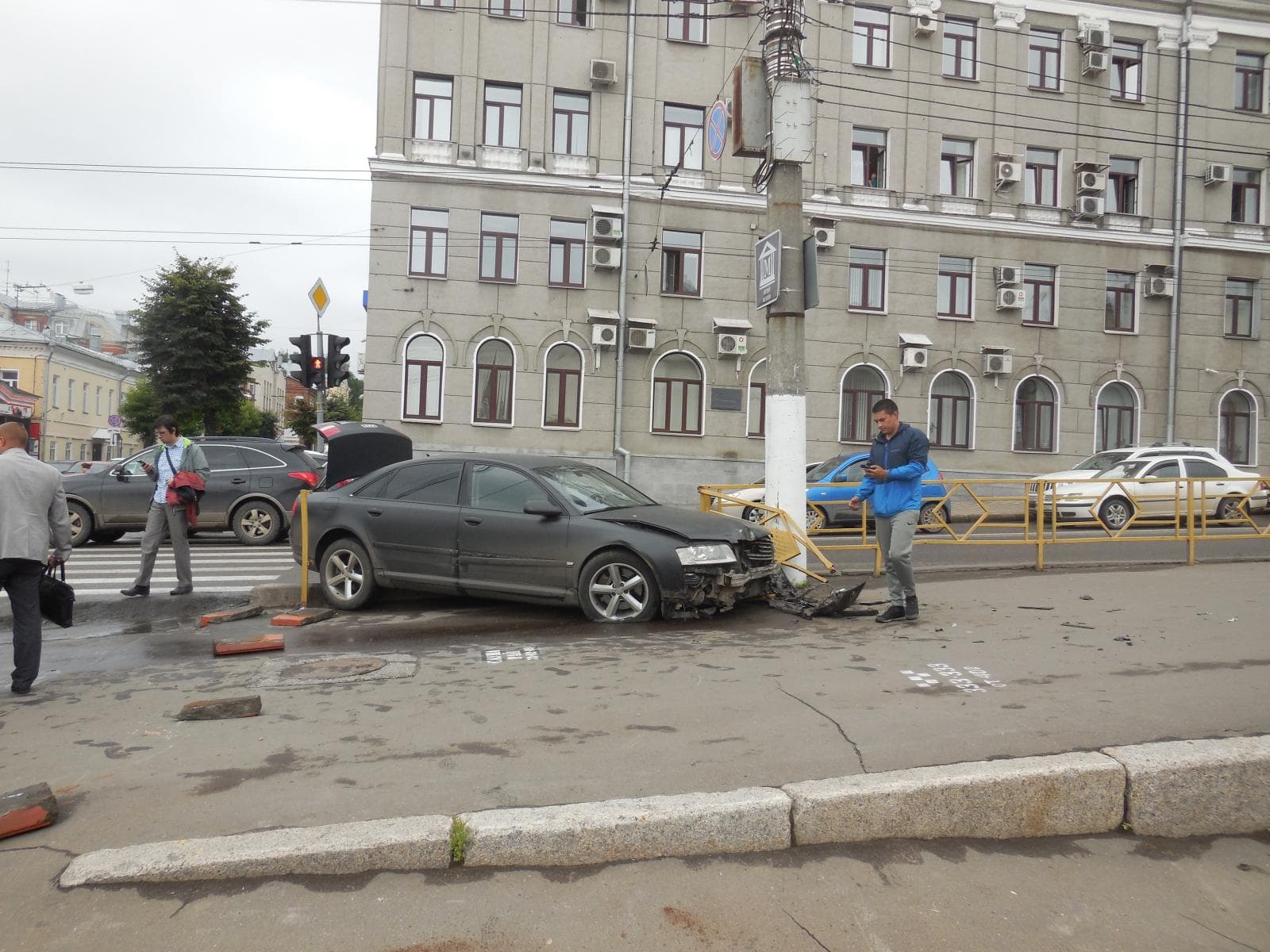У музея Васнецовых мужчина на Audi сбил ограждения и пешехода