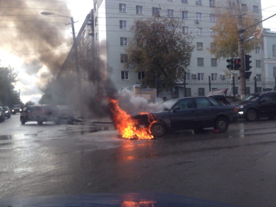 На Октябрьском проспекте загорелась Audi