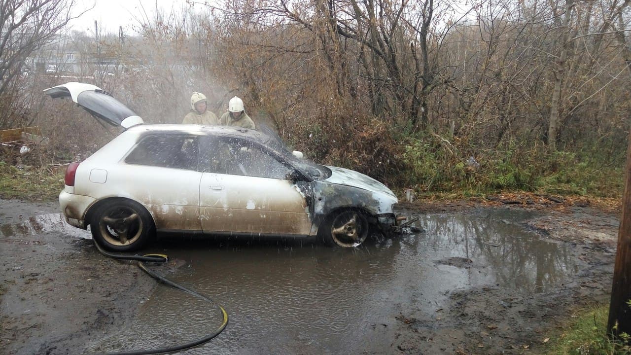 В Кирове Audi сгорела во время ремонта