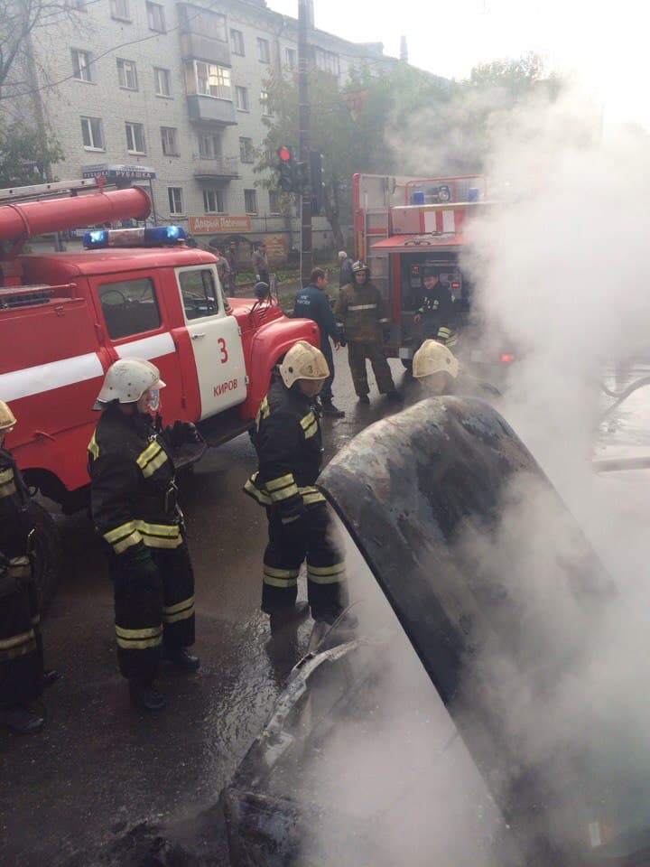 На Октябрьском проспекте загорелась Audi