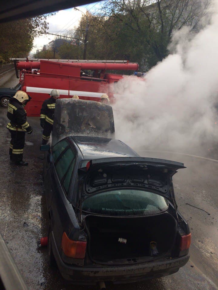 На Октябрьском проспекте загорелась Audi