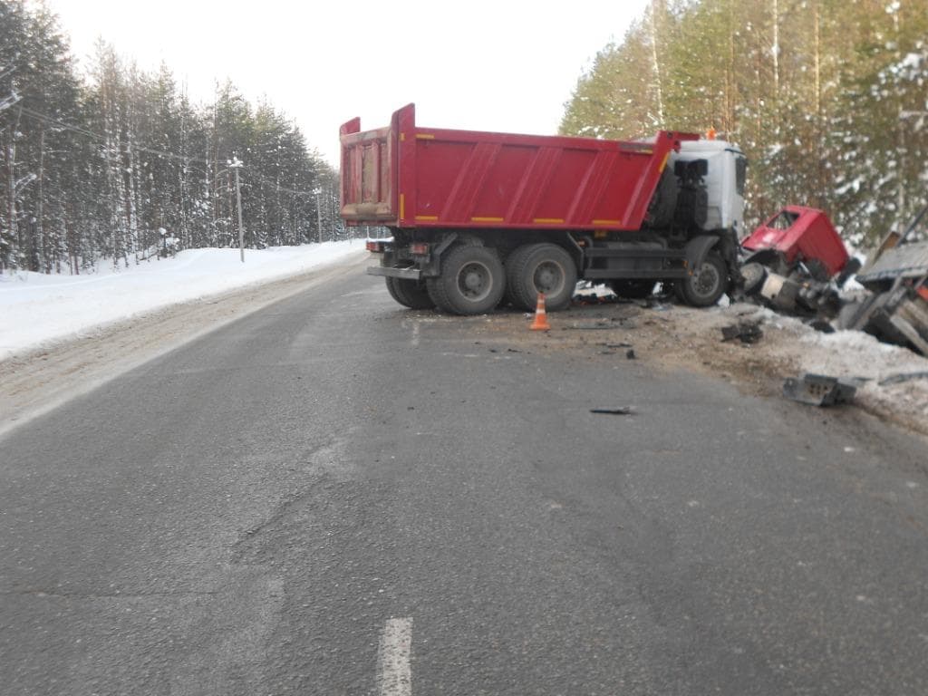 На трассе не разъехались 2 грузовика