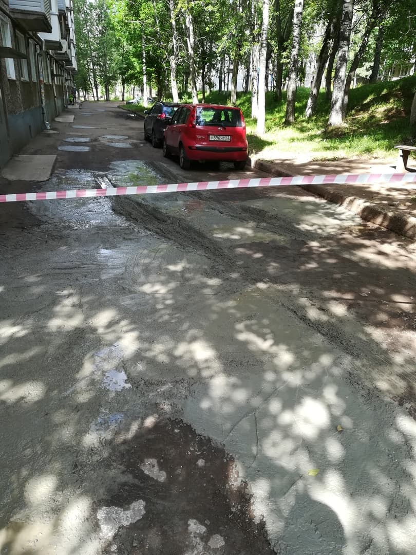 На Филейке идет ремонт дворовой территории: заливают бетон прямо в лужи