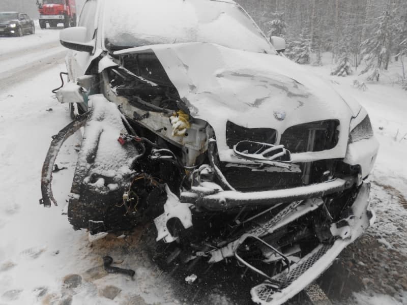 "Десятка" врезалась в BMW X5 на трассе Киров - Пермь