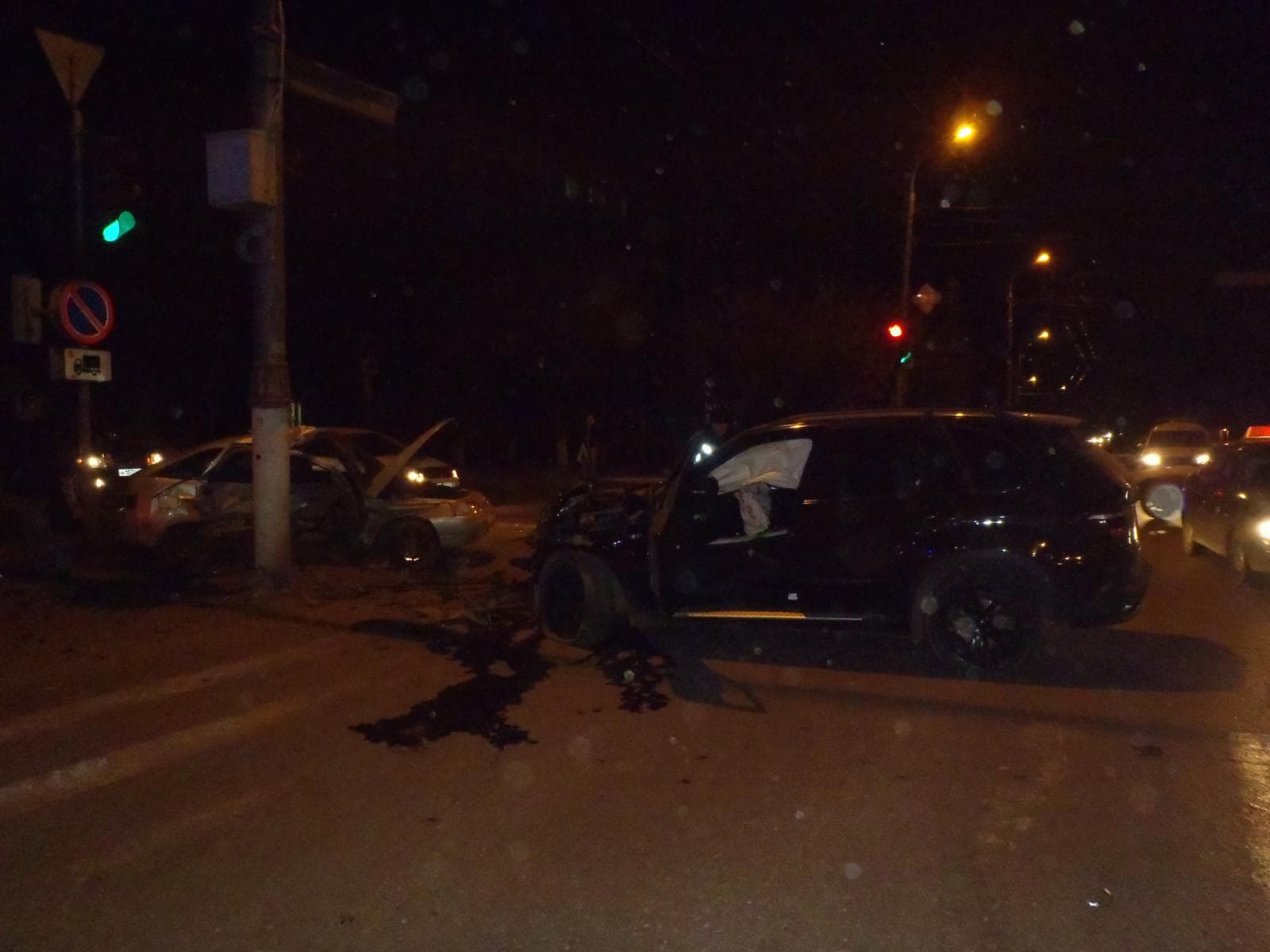 На Октябрьском проспекте BMW X5 протаранил ВАЗ-2112