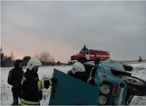 В Богородском районе студент со школьником перевернулись на ВАЗе