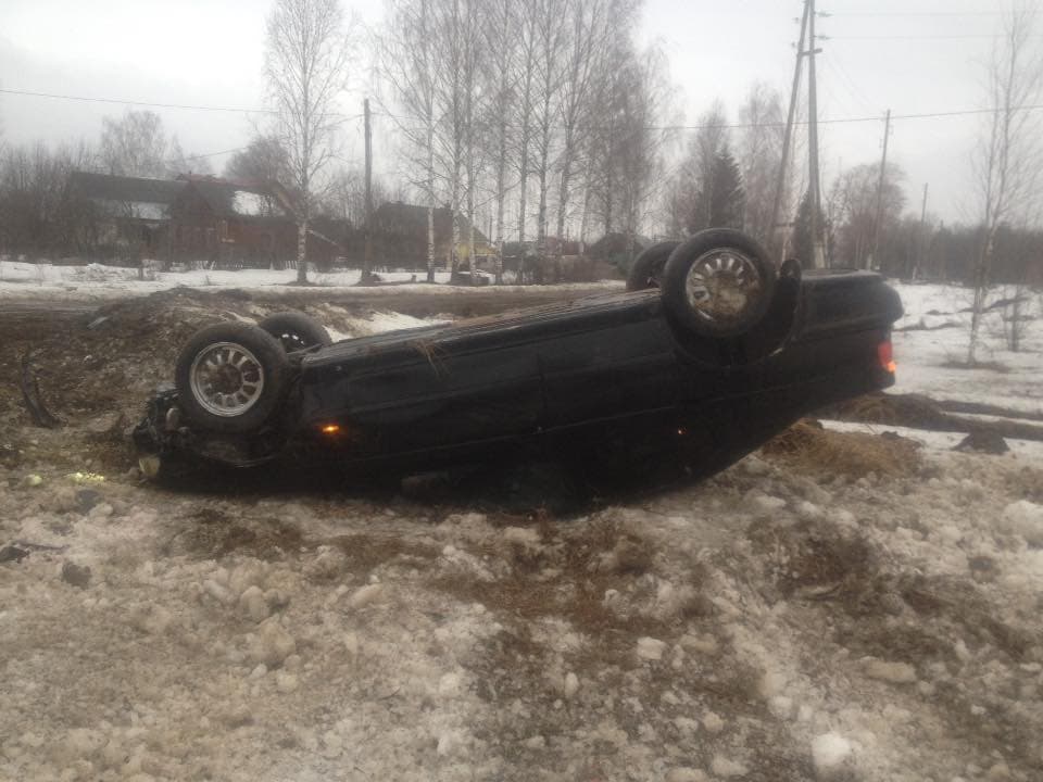 Пьяный водитель BMW не вошел в поворот в Порошино