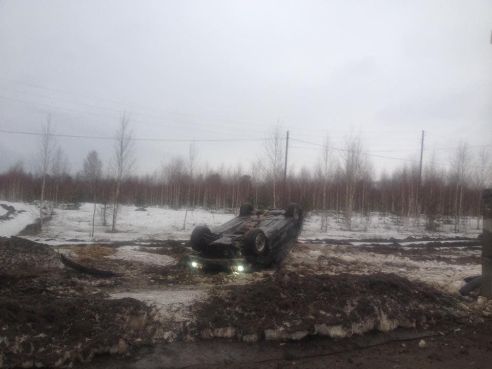 Пьяный водитель BMW не вошел в поворот в Порошино