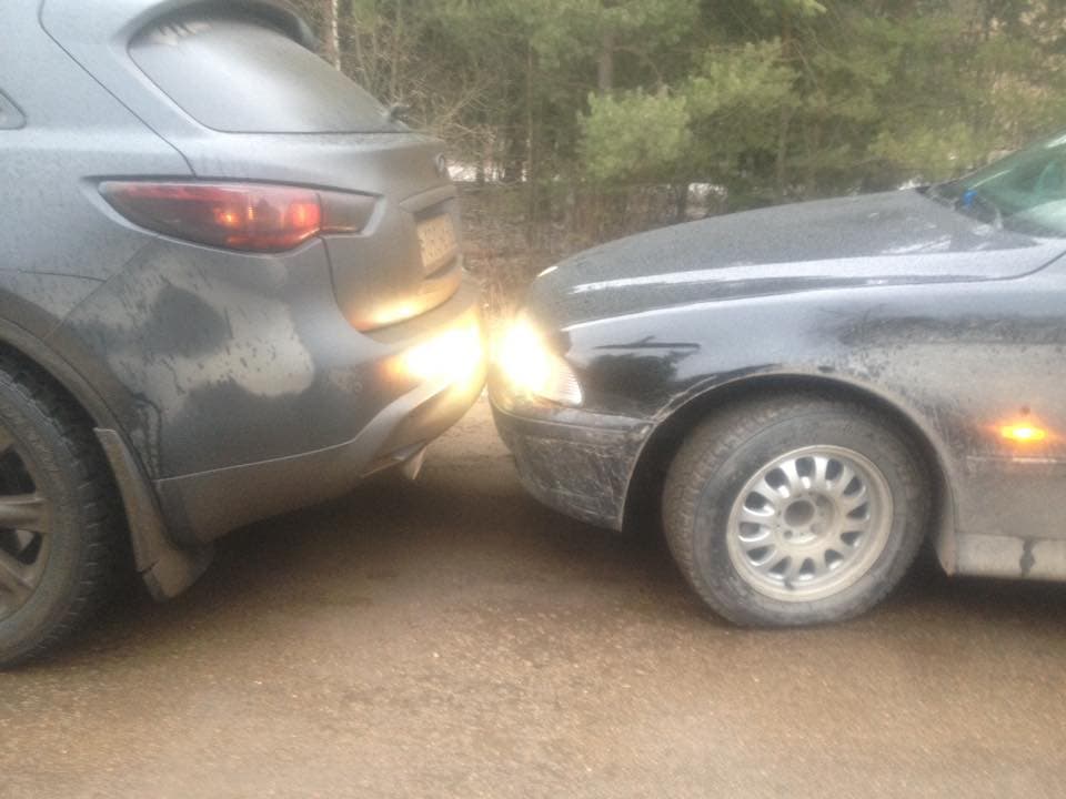 Пьяный водитель BMW не вошел в поворот в Порошино