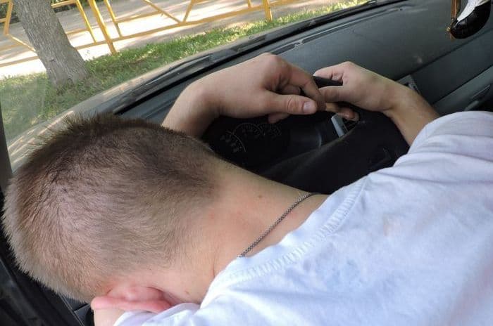 Таксист оказался пьян: клиенту пришлось принять управление автомобиля