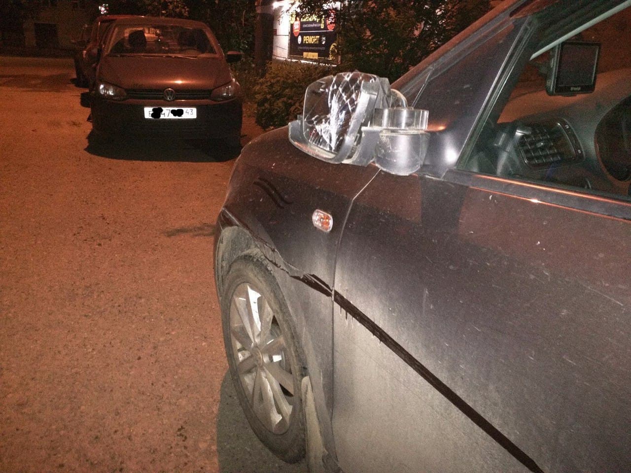 На Филейке фургон повредил 3 машины и уехал