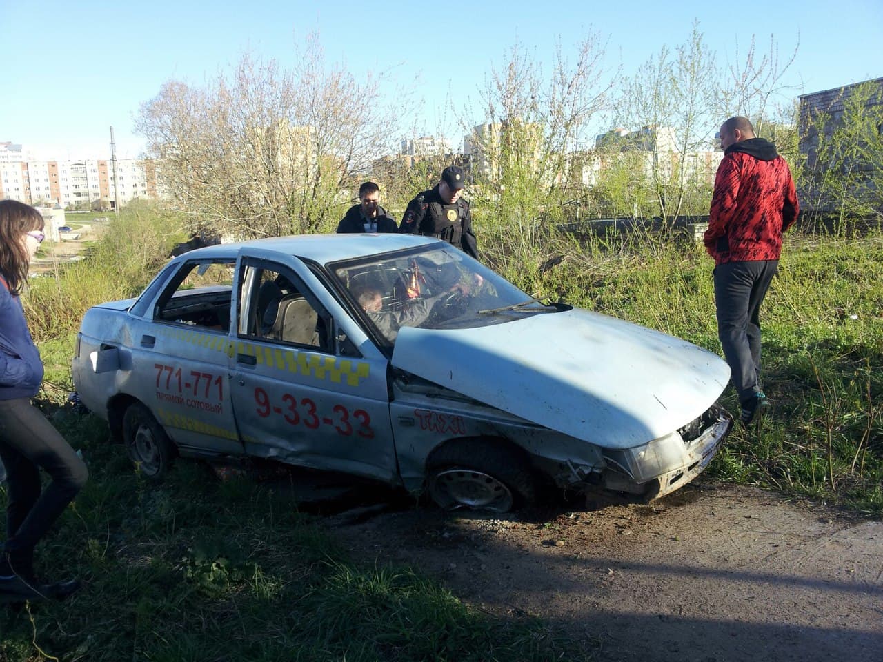 Возможно уснул! В Чепецке перевернулся автомобиль такси