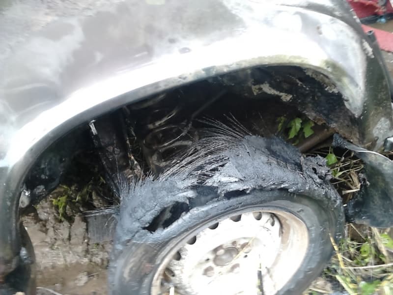В Малмыжском районе загорелся буксующий в грязи ВАЗ