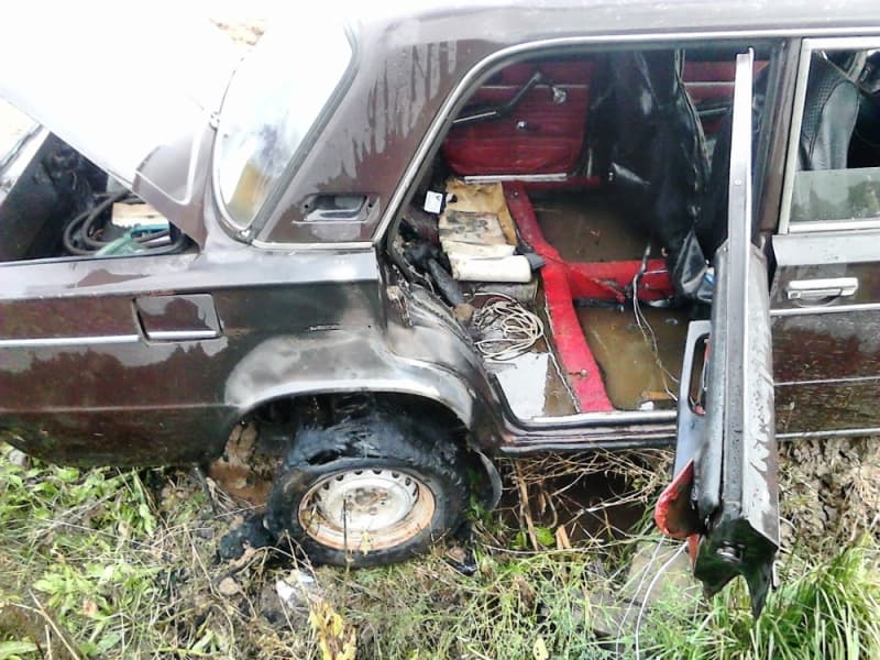 В Малмыжском районе загорелся буксующий в грязи ВАЗ