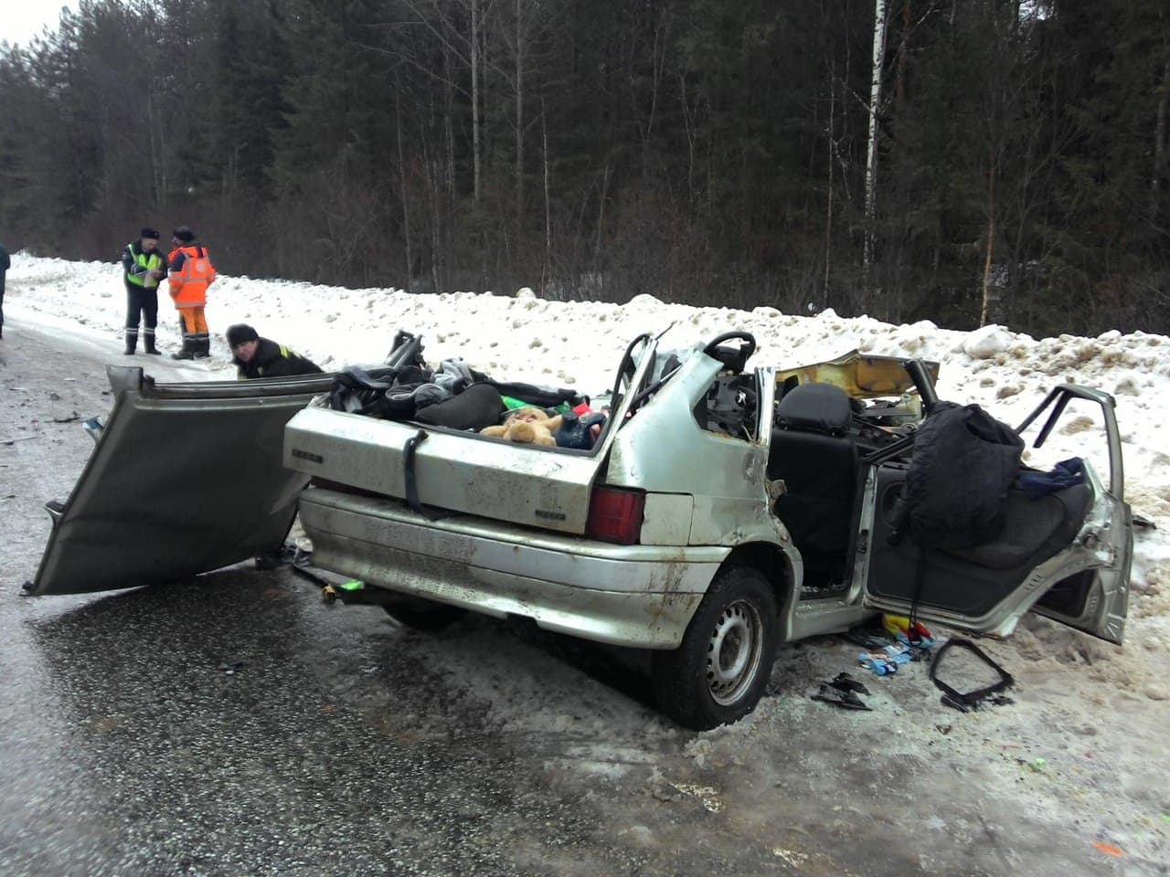 На трассе Киров - Сыктывкар "Камаз" протаранил ВАЗ на встречной полосе