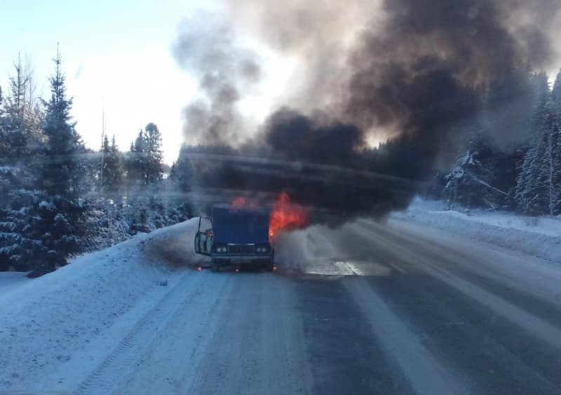 На трассе Киров - Вятские Поляны загорелась «Семерка»