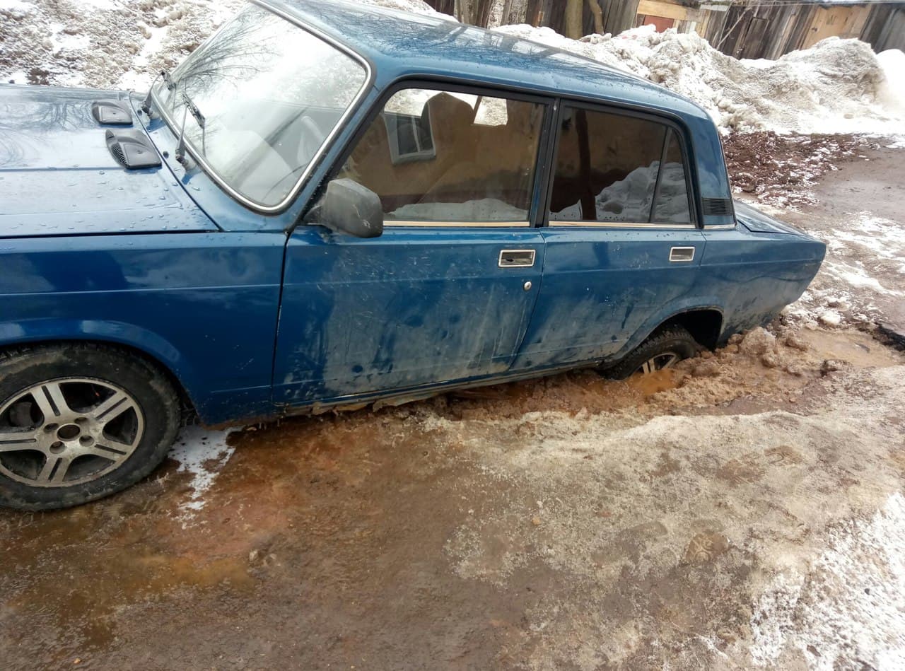 ВАЗ провалился в яму на Шинников