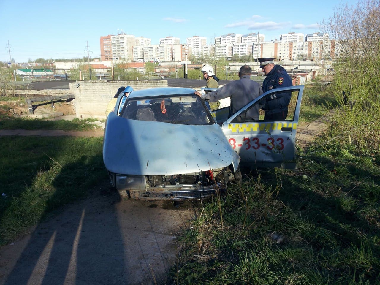 Возможно уснул! В Чепецке перевернулся автомобиль такси