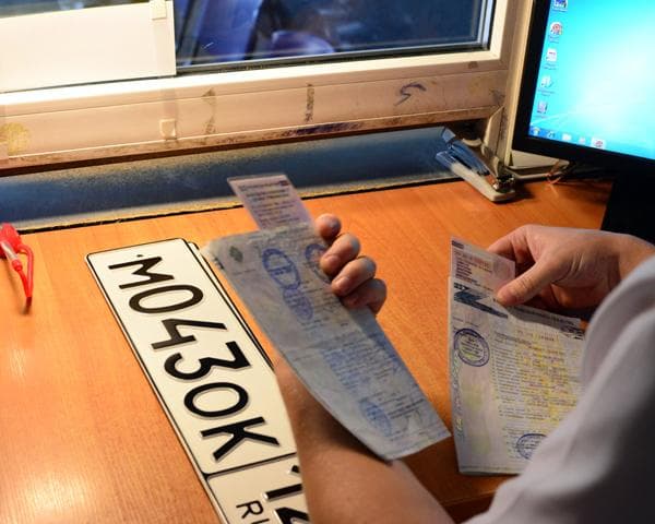 В автосалонах смогут продавать новые машины на номерах