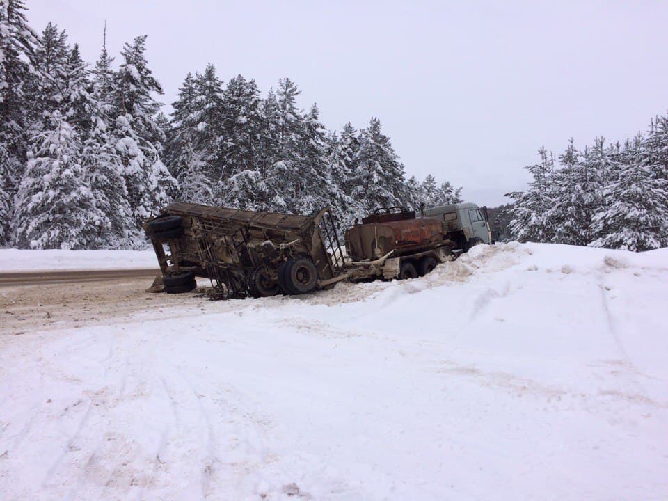 Прицеп «Камаза» занесло на встречную полосу