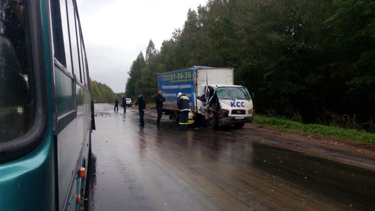 В Верхошижемье грузовик врезался в рейсовый автобус