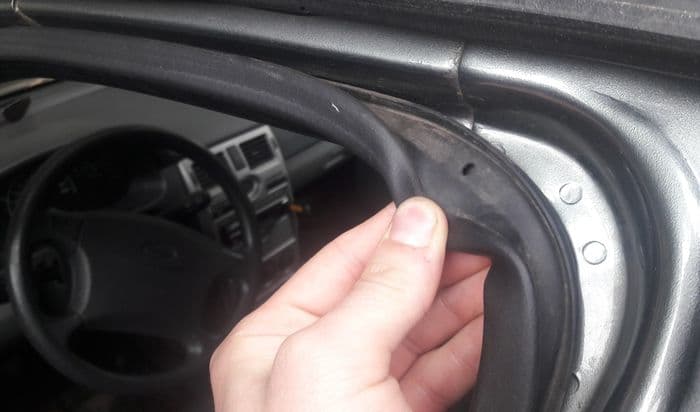 Если в салоне вашего автомобиля течь - не стоит покидать судно