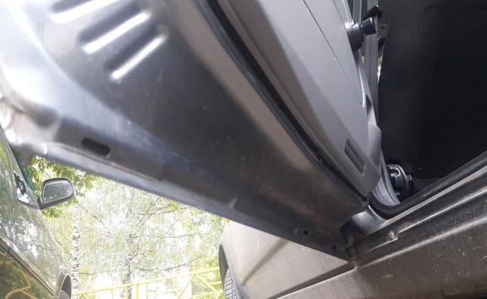 Если в салоне вашего автомобиля течь - не стоит покидать судно