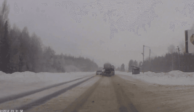 ВАЗ занесло на встречке и швырнуло под КамАЗ