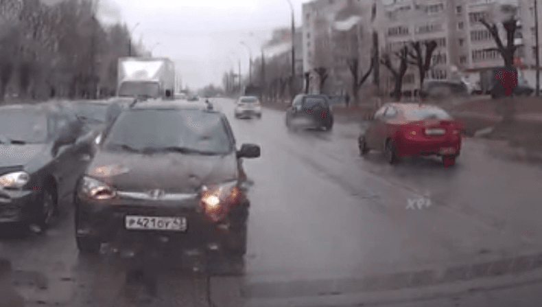 Водителю не хватило ширины дороги