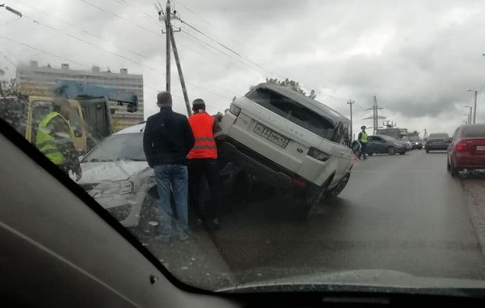 На Потребкооперации девушка на Range Rover залетела на Largus