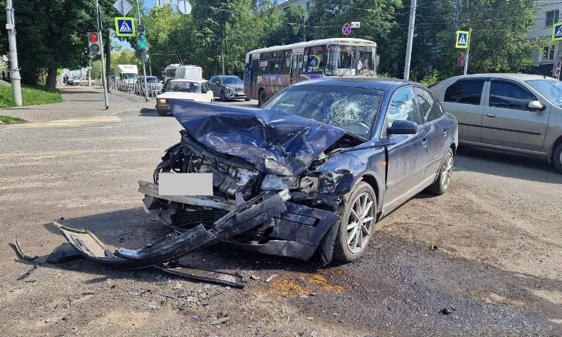 Известно, кто пострадал в ДТП с вылетевшей на тротуар иномаркой в Кирове