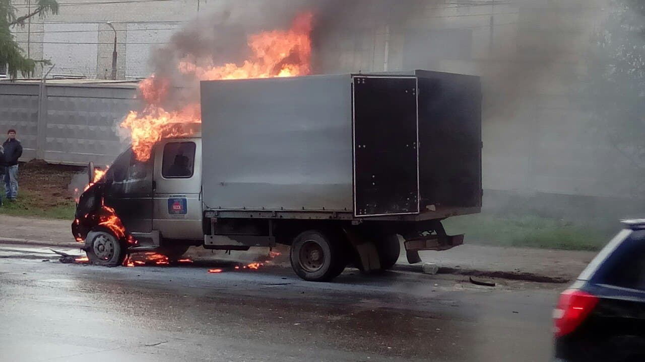 Пожарные озвучили причину возгорания «Газели» на Филейке