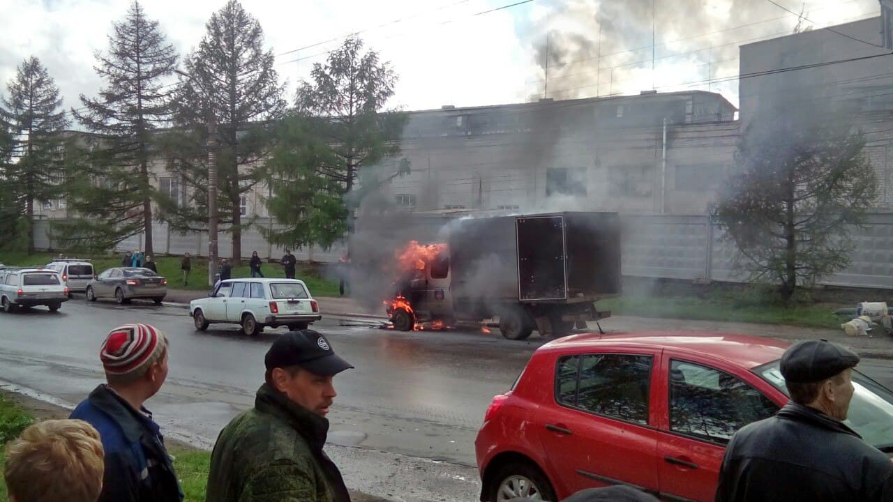 Пожарные озвучили причину возгорания «Газели» на Филейке