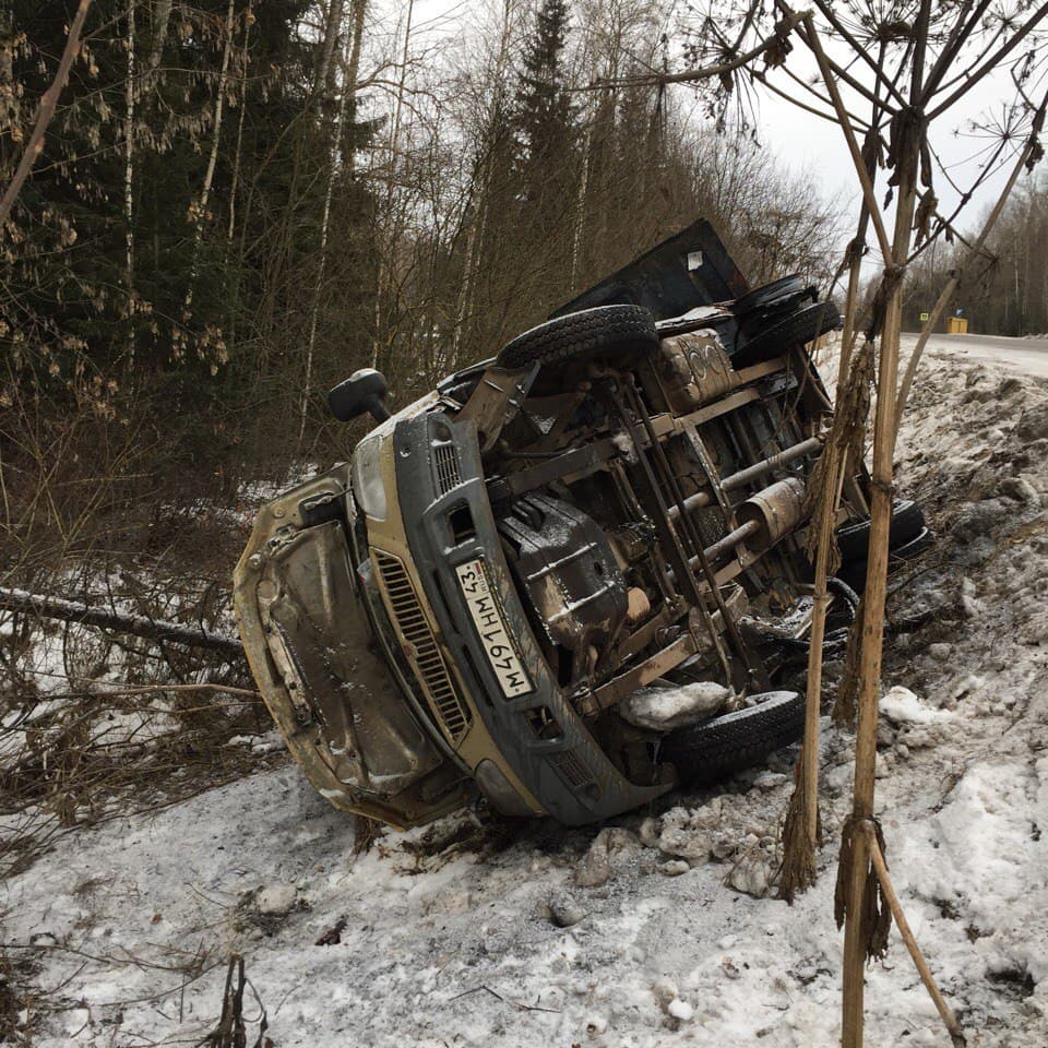 На трассе Киров - Зуевка фургон сгорел после столкновения с Kia