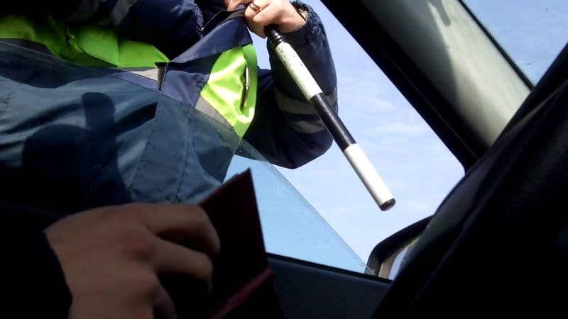 ГИБДД могут арестовать за пристегнутые к салону документы