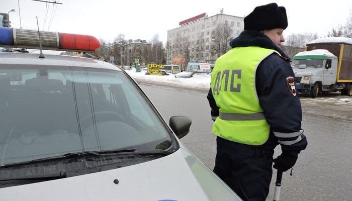 За разговоры по телефону за рулем хотят карать жестче