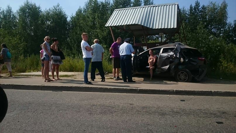 ГАЗ вытолкнул Kia на остановку в Гнусино