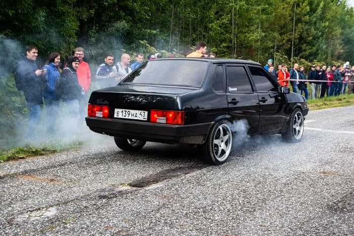 Много дыма и жжёной резины: в Кирове прошел второй этап гонок на 201 метр