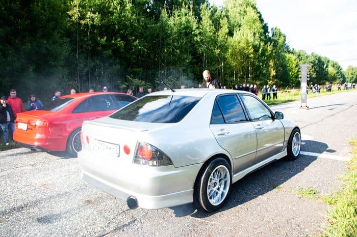 Много дыма и жжёной резины: в Кирове прошел второй этап гонок на 201 метр