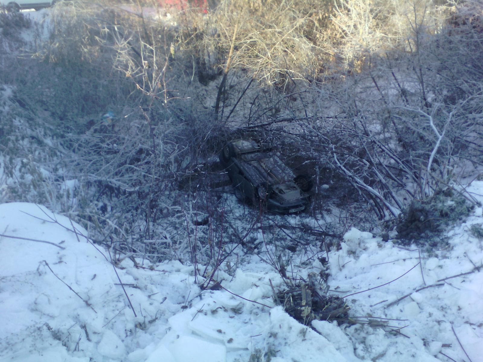 Женщина на Granta съехала в кювет и перевернулась