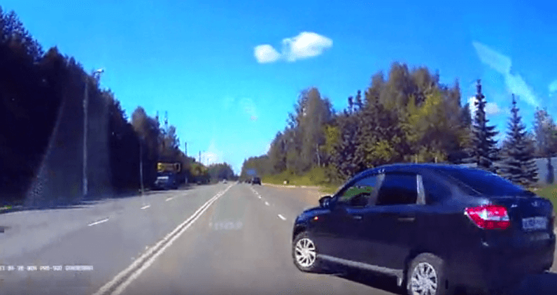 Что произойдёт, если из среднего ряда повернуть налево?