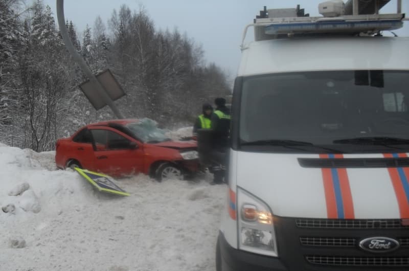 Lada Granta налетела на препятствие. Водителя вырезали из машины