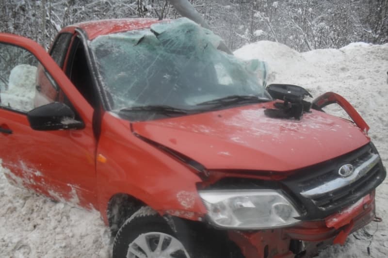 Lada Granta налетела на препятствие. Водителя вырезали из машины